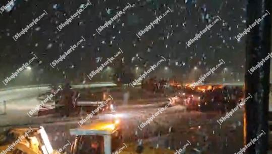 Korçë/ Rikthehen reshjet e dëborës në Qafë Thanë, mjetet borepastruese në terren