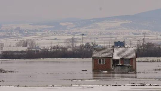 Moti i keq në Kosovë/ Vërshime uji në disa rrugë