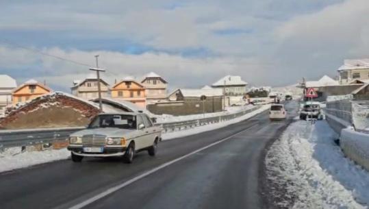 Reshje intensive dëbore në Dibër/ Vijon qarkullimi normal, zinxhirët të domosdoshëm në disa akse! 4 njësi pa energji elektrike  