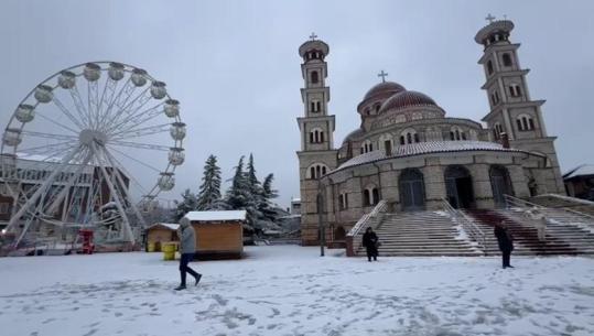Reshje dëbore në Korçë, destinacioni i preferuar turistik