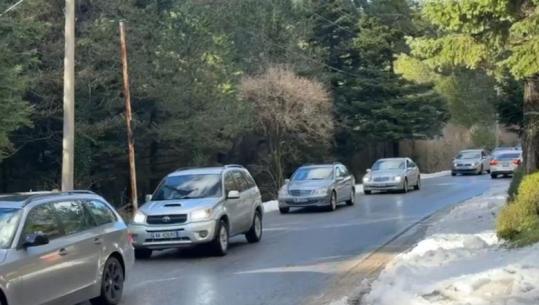 Dëbora zbardh Elbasanin, pamje piktoreske nga Gjinari! Fluks i lartë automjetesh drejt pikës turistike