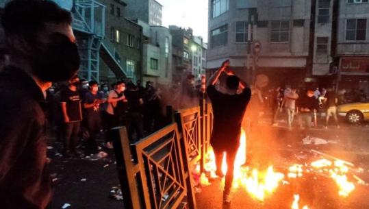 Rreth 550 të vrarë nga protestat në Iran, Trump: Gati të ndërhyjmë! Shteti islamik përgjigjet: Do të reagojmë kundër SHBA-së dhe Izraelit