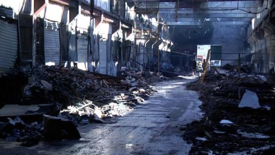 3 ditë pas zjarrit, te ish uzina Dinamo ende tym, në vend të tregtarëve gërmadhat e dëmit kolosal! U privatizua në ‘95-n, sot 122 aksionerë, familja Hysa 75%