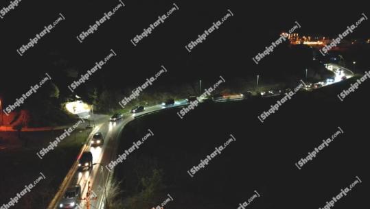 Dyndje vizitorësh në Dajt pas borës, trafiku kilometrik vazhdon edhe në mbrëmje (PAMJE ME DORN)