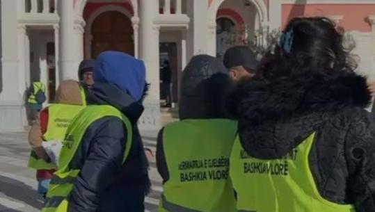 ‘Gjelbërimi’ dhe ‘Pastrimi’ shkrihen në një drejtori, 60 punonjës në protestë para Bashkisë së Vlorës: Na detyrojnë të kryejmë edhe pastrimin ose na heqin nga puna