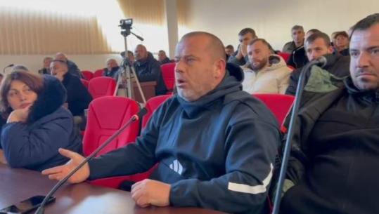 “Mos recito, ku janë dëmshpërbimet?”- Fermerët ‘përplasen’ me drejtuesit e Bashkisë Maliq: Do nisim protestat nëse nuk marrim paratë