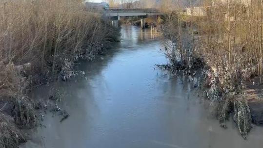 Pas ndalimit të reshjeve të shiut, bie niveli i lumit Ishëm! Uji tërhiqet edhe nga tokat bujqësore