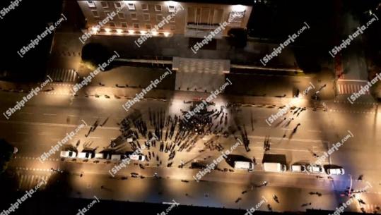 Berisha mbërdhin se ftohti ikën nga protesta pas 10 minutash! Një 'grusht' njerëz në shesh