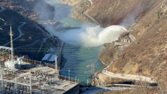 Report TV në Fierzë/ Gjigandi energjetik nis shkarkimet e kontrolluara, shmanget skenari i vitit 2010