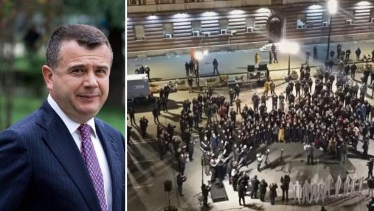 Balla ironizon protestën e PD para Kryeministrisë: Nga 'krushq në dasmë' në festë ditëlindjeje