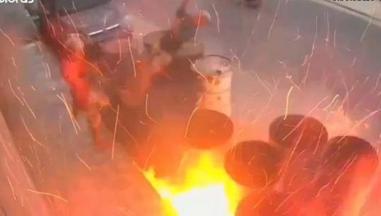 E rëndë, po luanin me çakmak pranë fuçive të naftës, dy të rinjtë filmohen kur hidhen në erë në Pernambuco