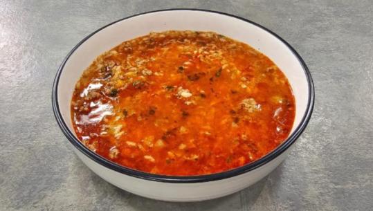 Supë me mish të grirë, oriz dhe salcë domatesh nga zonja Albana