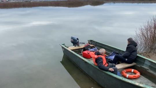 Situata drejt përmirësimit në Obot, por qytetarët përdorin ende varkat për të shkuar në shtëpi! 800 hektarë tokë nën ujë, rritet niveli i Bunës