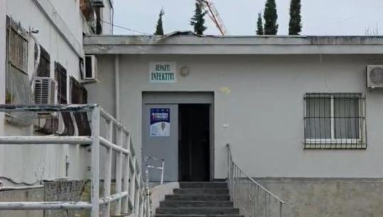 Arratisja nga spitali i Durrësit/ Altin Ndoci shoqërohej nga 5 efektivë të Burgjeve, vëtëm 2 prej tyre u futën brenda në spital