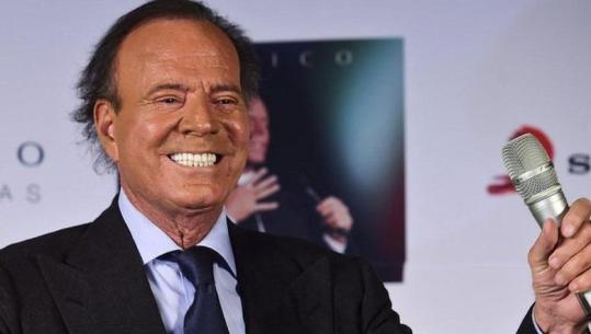 Julio Iglesias përballet me akuza për sulm seksual! Dy ish-punonjëset deklarojnë akte të rënda, investigimi 3-vjeçar përfshin një mori provash