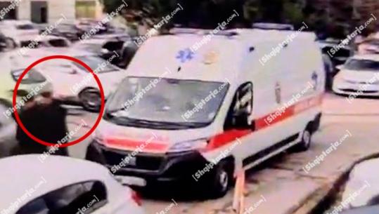 Pa pranga dhe me ambulancë, VIDEOJA e momentit kur i paraburgosuri Altin Ndoci mbërrin në spitalin e Durrësit