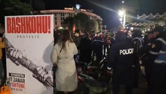 Lapaj përplaset sërish me policinë gjatë natës, shkak çadra e ngritur poshtë kryeministrisë: Do më merrni dhe shpirtin tani? Shkoni e kapni Belindën