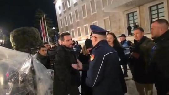 Lapaj përplaset sërish me policinë gjatë natës, shkak çadra e ngritur poshtë kryeministrisë: Do më merrni dhe shpirtin tani? Shkoni e kapni Belindën (VIDEO)
