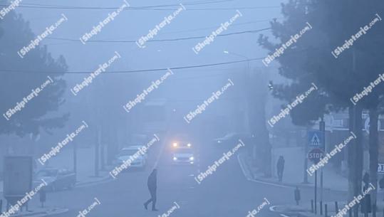 Mjegulla e dendur 'pushton' qytetin e Kukësit, automjetet vështirësi në qarkullim