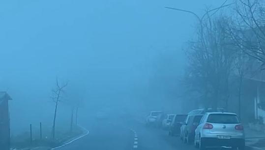 Mjegulla e dendur 'pushton' qytetin e Kukësit, automjetet vështirësi në qarkullim (VIDEO)
