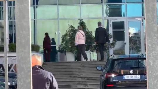 Përfaqësues të Ambasadës holandeze mbërrijnë në SPAK, takim me Klodian Brahon