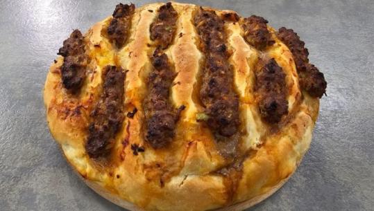 Pite me mish të grirë dhe djathë nga zonja Albana