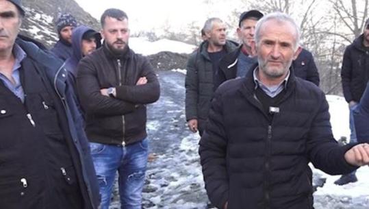 Kukës/ Dëmtohet rruga e lagjes Xhaferraj-Turraj, banorët prej 10 ditësh të izoluar