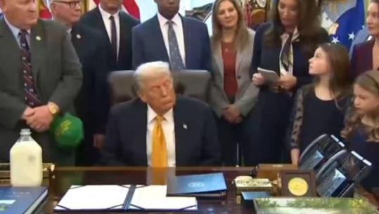 SHBA/ Trump e zë gjumi në Zyrën Ovale, reagimi i vogëlushes bëhet viral