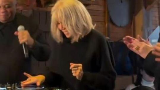 Brigitte Macron si DJ, Zonja e Parë e Francës argëtohet duke luajtur muzikë