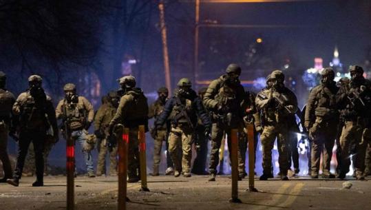 Policia në SHBA qëlloi me armë dhe plagosi emigrantin e paligjshëm nga Venezuela, Trump: Gati për të aktivizuar ‘Aktin e Kryengritjes’