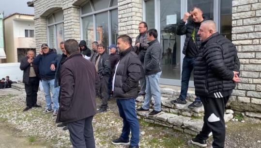 Banorët e Katundishtit të lënë në harresë, ngrihen në protestë për ujë, drita e rrugë! Bashkia e Këlcyrës: Kanë të drejtë por s’është kompetencë e jona