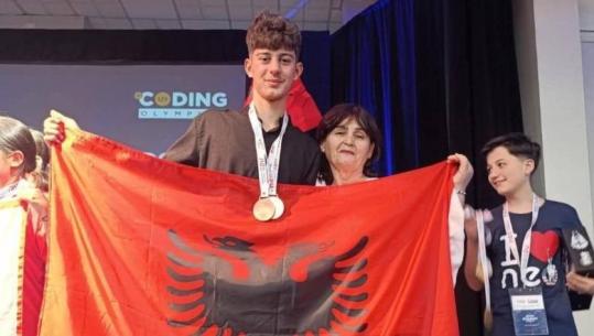 Nxënësi i klasës së 9 nga Cërriku fiton në Olimpiadën Botërore të Matematikës në SHBA! Loris Qosja merr Medalje Ari