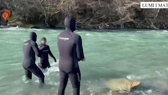 Dyshohet se e mori rrjedha e përroit pas aksidentit në Klos, Palombarët e RENEA-s vijojnë kërkimet për gjetjen e 30-vjeçarit