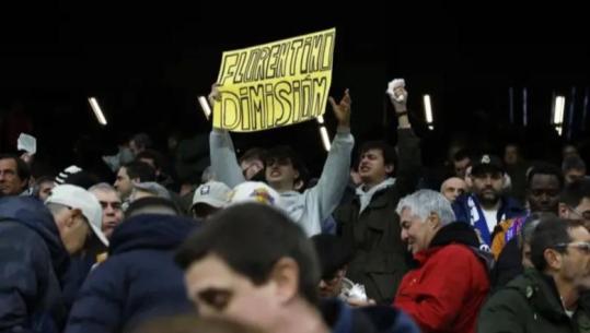 S’ka qetësi në ‘Bernabeu’, lumë vërshëllimash nga tifozët vendas për Vinicius me shokë: Perez, dorëhiqu!