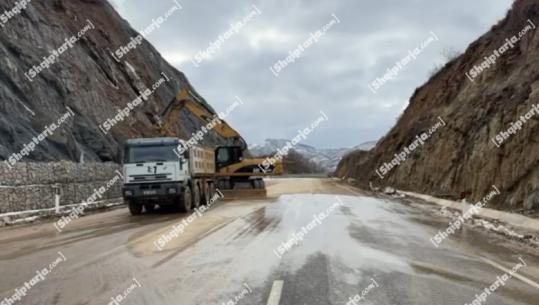 E bllokuar totalisht prej 10 ditësh nga masivet shkëmbore, hapet pjesërisht qarkullimi në aksin Qukës-Qafë Plloçë! Qarkullimi i lirë vetëm për fshatrat e Pogradecit