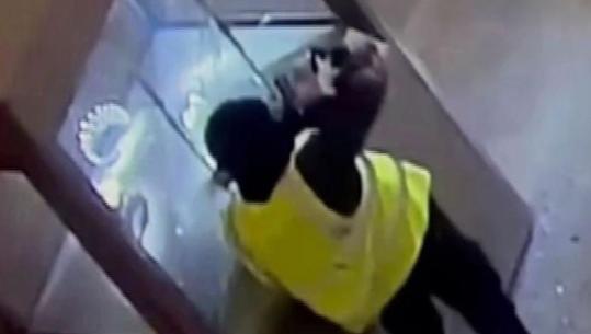 Grabitja në Muzeun e Luvrit në Francë, hajdutet thyejnë vitrinat dhe grabisin bizhuteritë