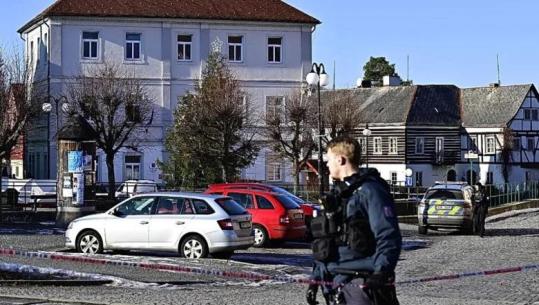 Përgjaken ambientet e bashkisë në Çeki, një i vdekur dhe gjashtë të plagosur me armë zjarri! Policia vret agresorin