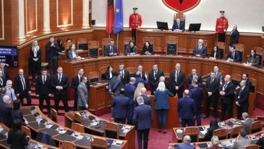 LIVE TV- Sesioni i ri parlamentar nis me kaos/ PD bllokon foltoren dhe kërkon largimin e Ballukut nga salla: Dorëzojani drejtësisë