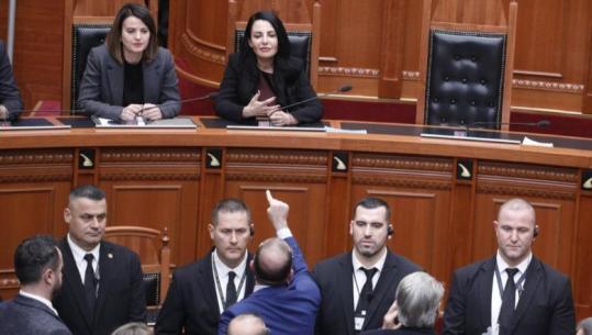Sesioni i ri parlamentar nisi aty ku përfundoi/ Belinda Balluku në sallë, opozita e revoltuar bllokon foltoren