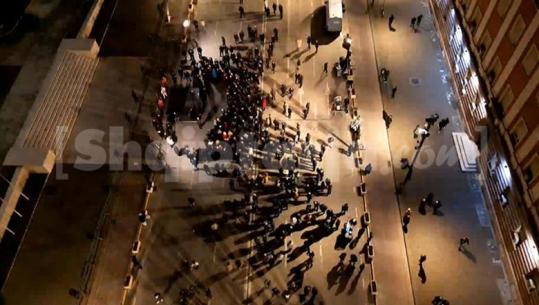 Pamjet me dron/ Pas kaosit në Kuvend, Berisha në protestë! Tkurren militantët përpara kryeministrisë