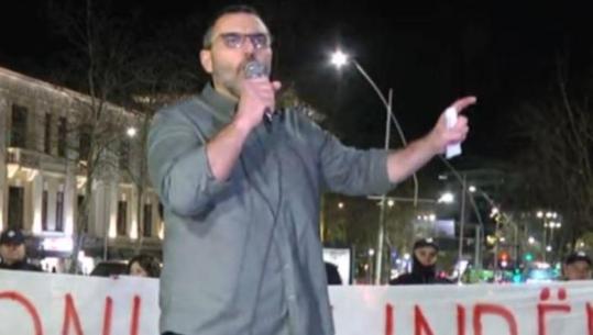 'Lëvizja Bashkë' protestë para Kuvendit, Arlind Qori: Të bashkohemi për t'i përzënë zuzarët nga qeverisja