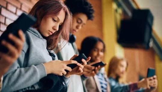 Pas Australisë, Britania e Madhe drejt kufizimit të rrjeteve sociale për fëmijët nën 16 vjeç