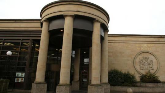 Donte të vriste policin me sharrë elektrike, dënohet me 10 vjet burg shqiptari në Skoci