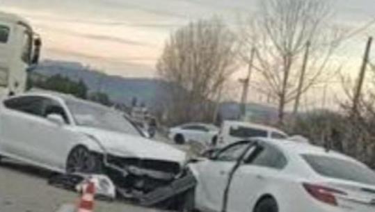 Aksident i dyfishtë në afërsi të fshatit Shtërmen në Cërrik, lëndohen dy persona