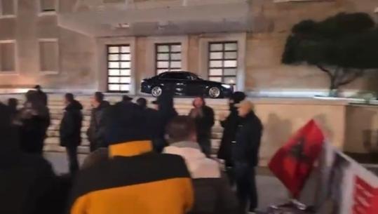 ‘Hajdut, hajdut’, aktivistët e Lapajt bërtasin drejt eskortës të Ramës para Kryeministrisë