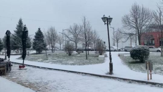 Bora zbardh Kukësin, arrin deri në 7 centimetra në zonat malore! Qarkullimi vijon pa ndërprerje, ndërpritet energjia në disa fshatra