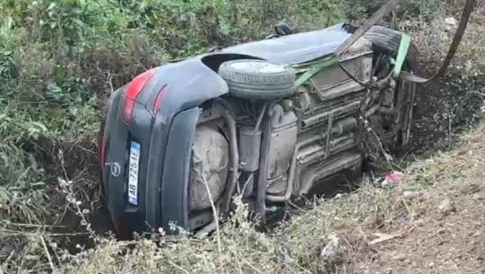 Aksident në aksin Fier-Seman, automjeti del nga rruga dhe përfundon në kanal
