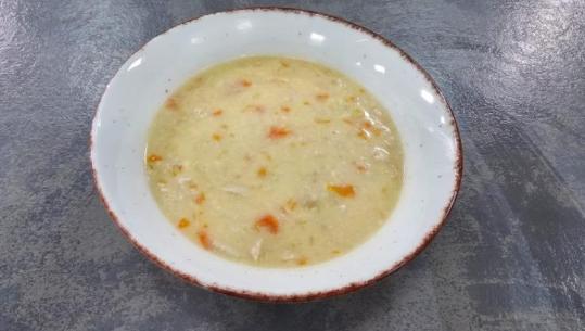 Supë pule me oriz dhe limon nga zonja Albana