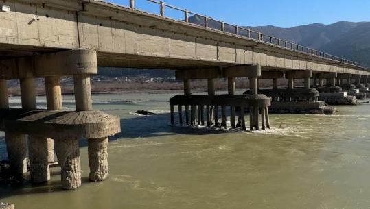 Lezhë/ Ura e Matit e mbyllur prej 6 muajsh, prurjet e shumta të lumit kanë vështirësuar punimet (VIDEO)