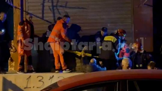 Fier/ Bie nga kati i 6 i pallatit ku banonte, mbetet i varur në pjesën e jashtme të ndërtesës, shpëtohet nga zjarrfikësit 55- vjeçari (VIDEO)
